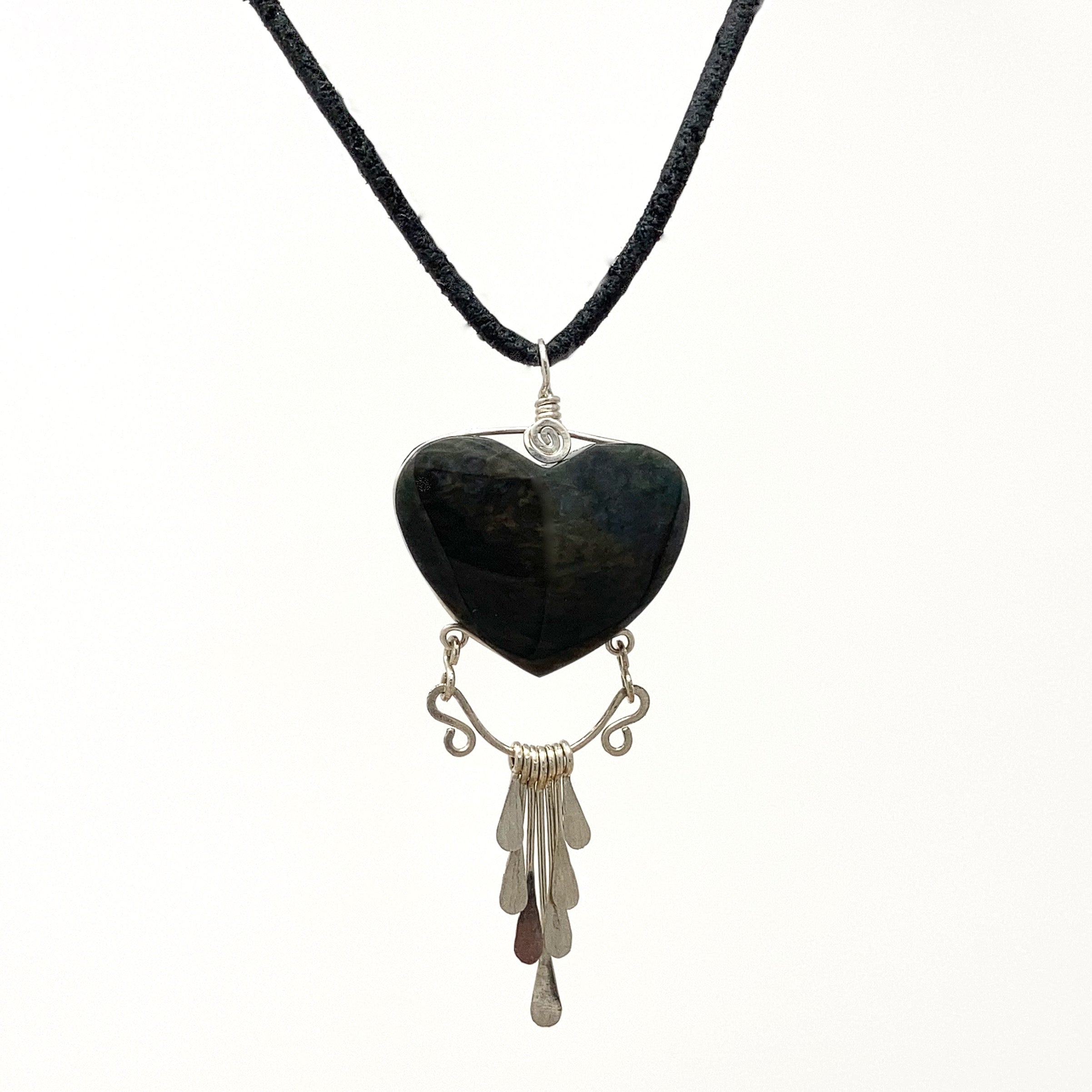 Manto Huichol Obsidian Heart