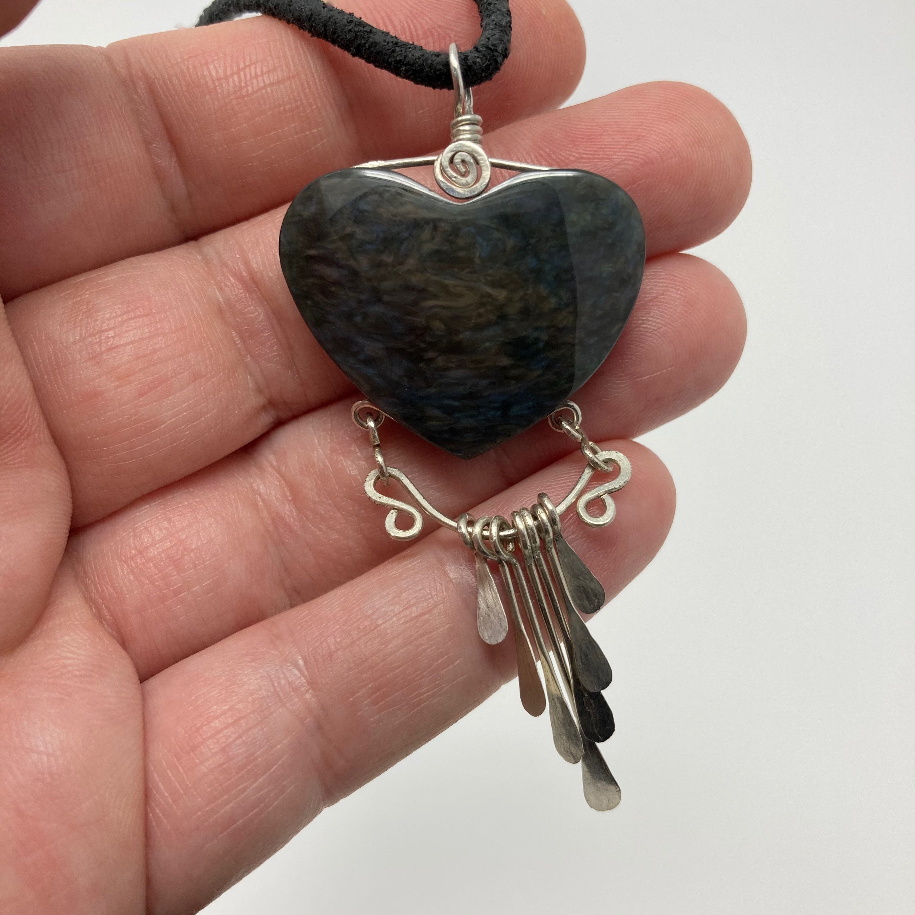 Manto Huichol Obsidian Heart